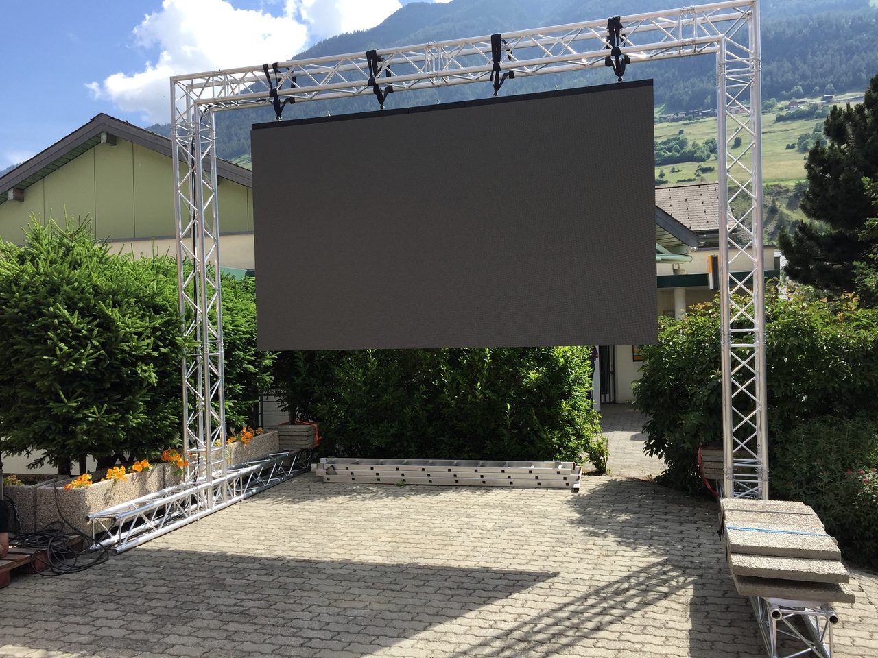 Écran LED sur structure, en extérieur