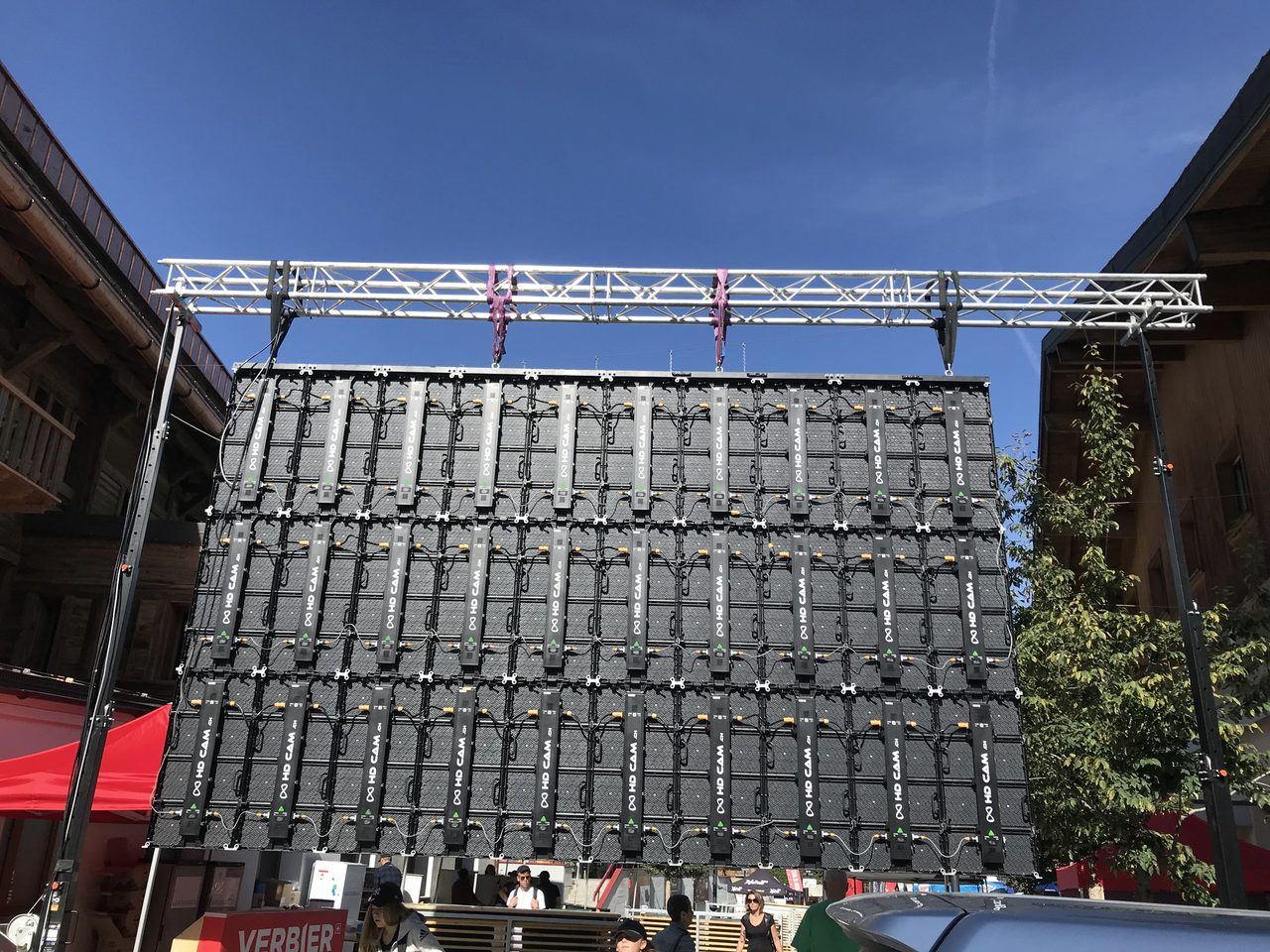 Écran LED géant sur une place de village