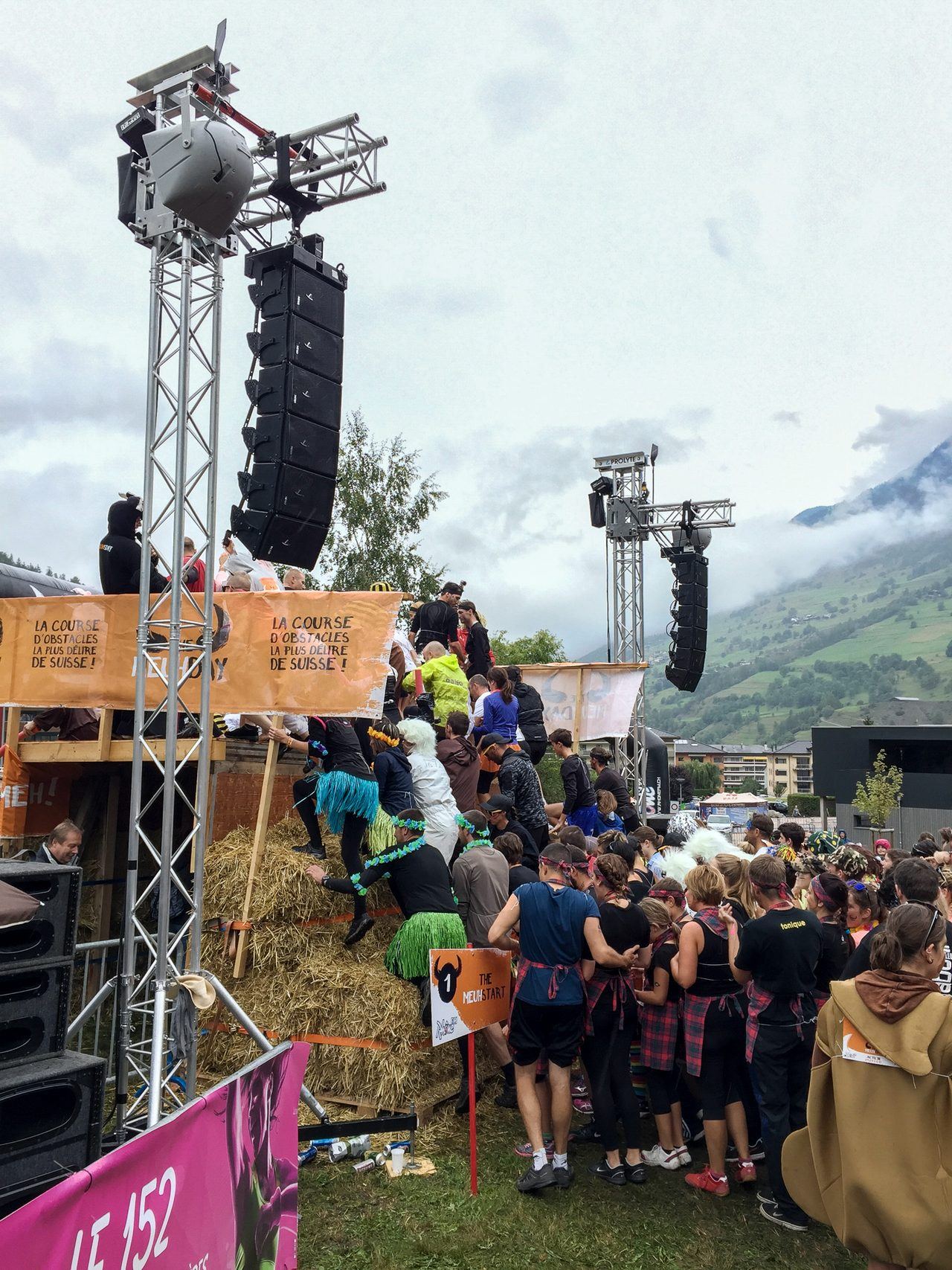 Public devant la scène d'un festival